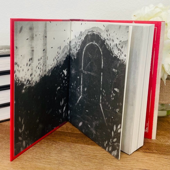 Exclusive Signed First Edition Gallant by V. E. Schwab - Picture 8 of 12